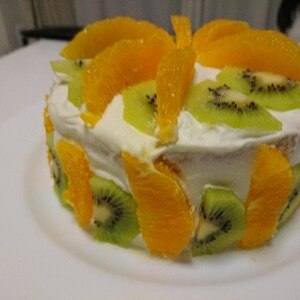 キウイとオレンジの白いデコレーションケーキ